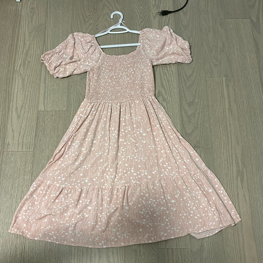 Suzy shier puff sleeved smocked pink floral midi dress(NWOT)